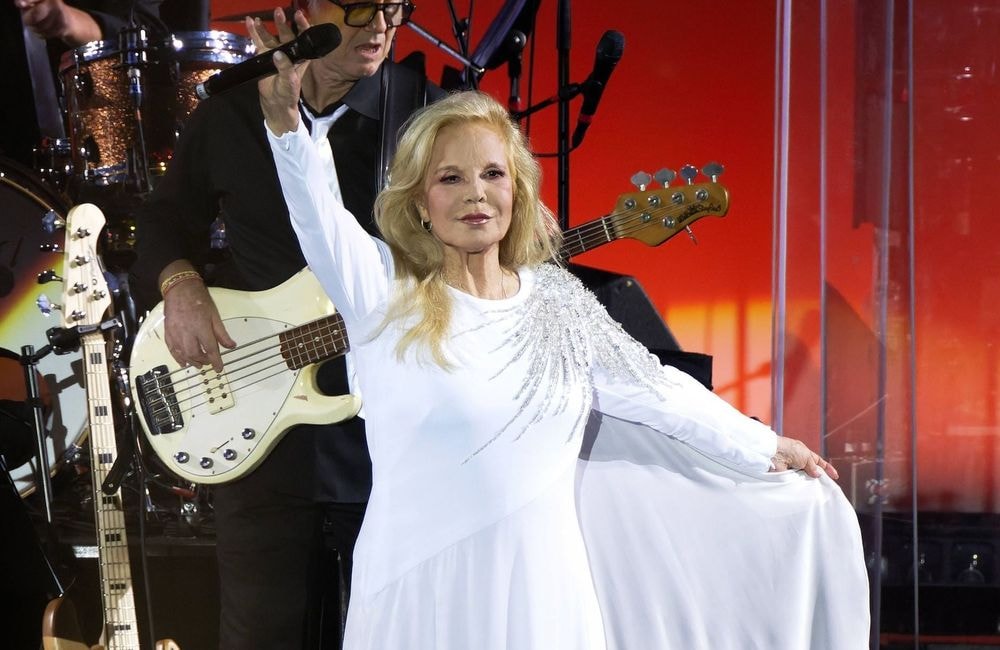 Sylvie Vartan entourée de ses petites-filles Ilona et Emma Smet pour son dernier concert