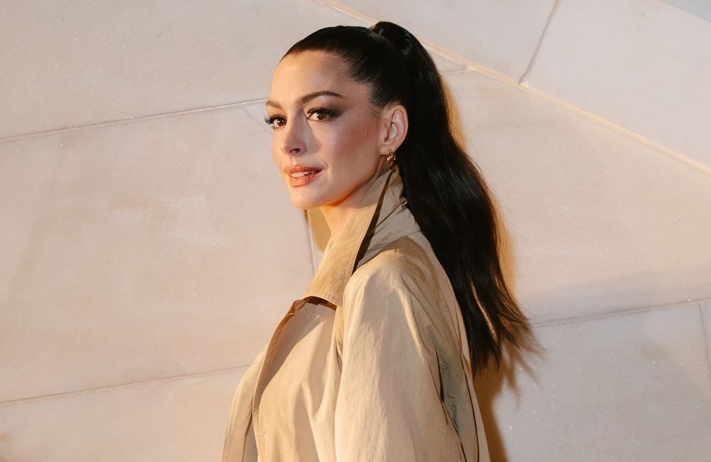 Sublime, Anne Hathaway adopte cette coiffure à l’effet liftant