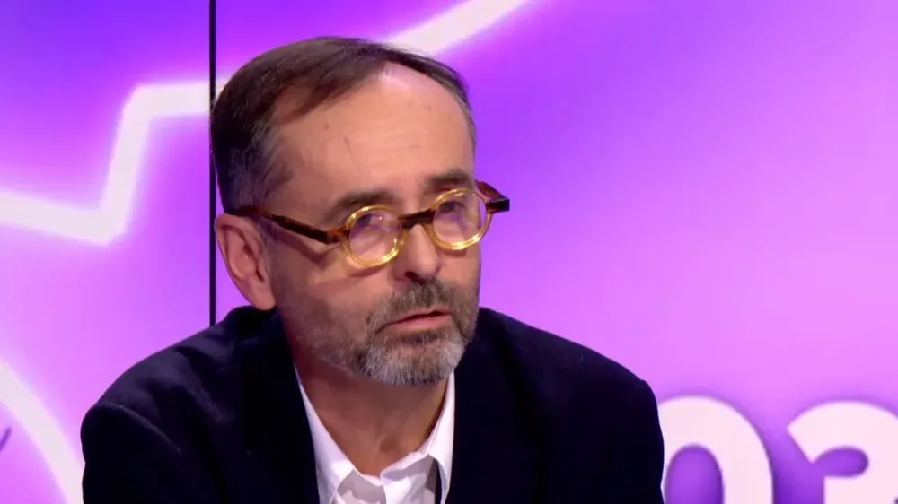 "Je me fiche du..." : Furax, Robert Ménard prend la défense d'Ary Abitan après les propos crus de la Première dame