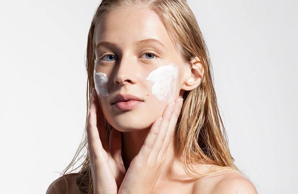 « Slathering » : le nouveau rituel skincare qui transforme votre peau pendant la nuit