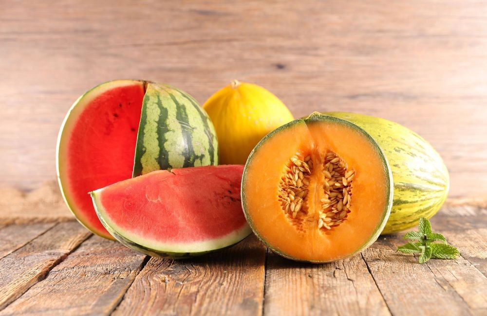 Pêche, pastèque, melon… ces fruits d’été à éviter le soir pour bien dormir (et stabiliser votre glycémie)