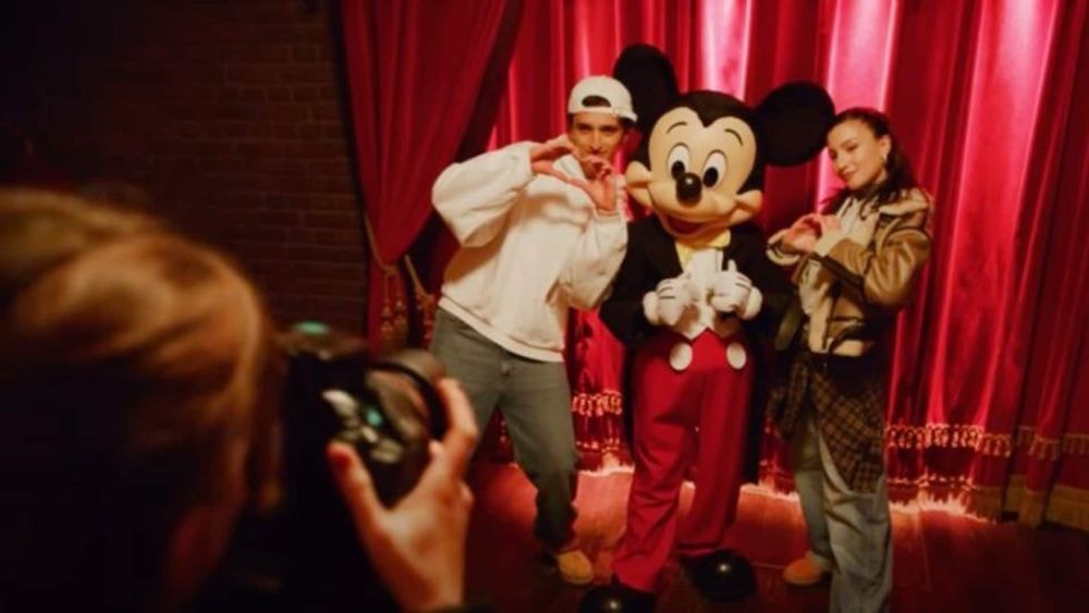 Plus belle la vie : Lénie (Star Academy) amoureuse d'un acteur de la série de TF1 à Disneyland Paris dans son nouveau clip !
