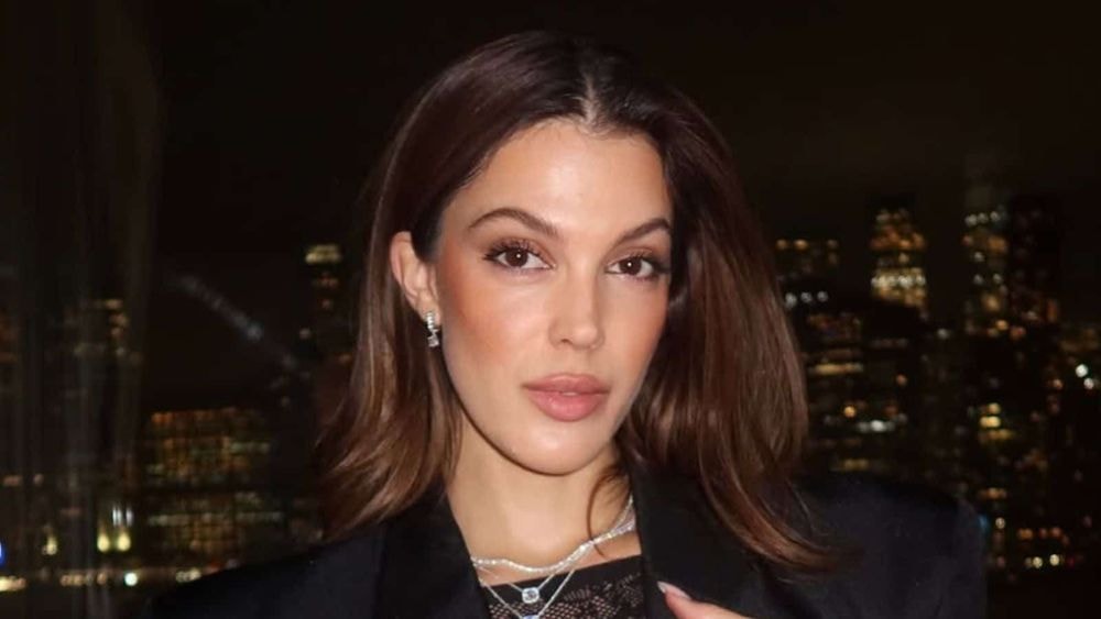 Iris Mittenaere : victime d’un accident de mini-jupe sur un tapis rouge, elle s’en excuse à ses abonnés