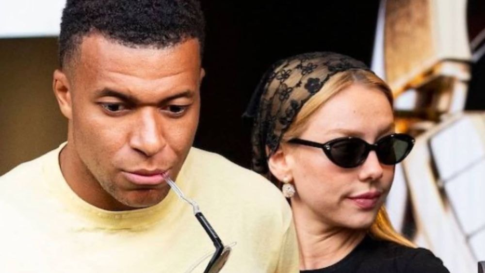 Kylian Mbappé et Ester Exposito : plus amoureux que jamais à Paris, la mère du footballeur profite avec eux !