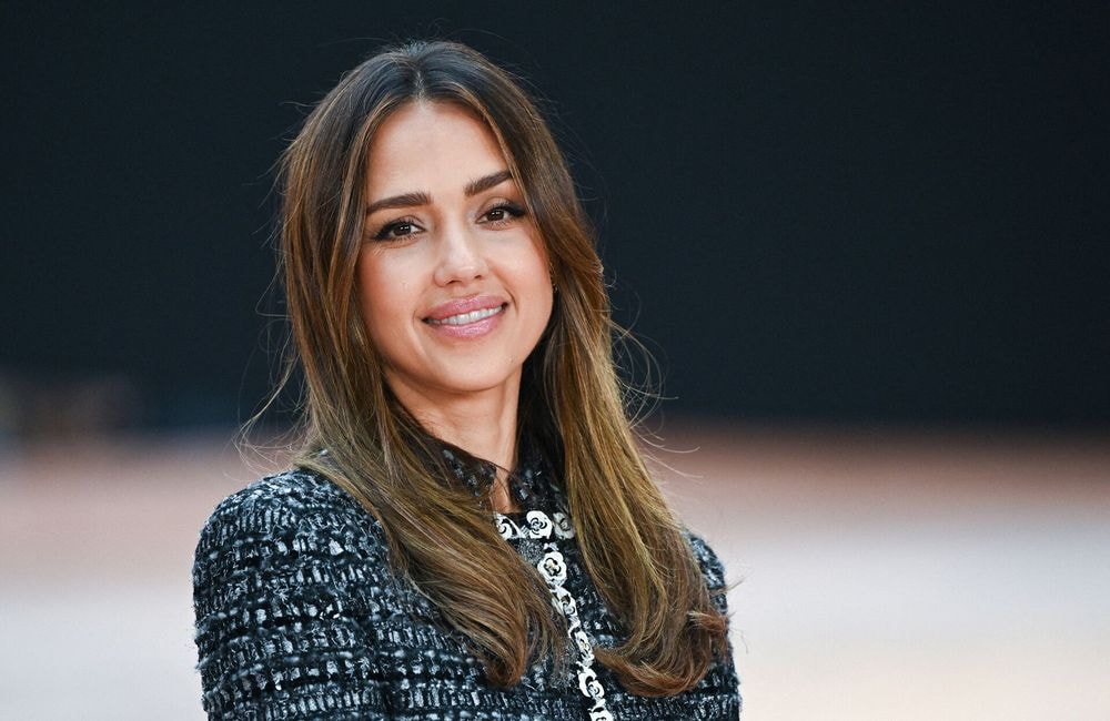 Jessica Alba surprend avec une chevelure ondulée à la Fashion Week