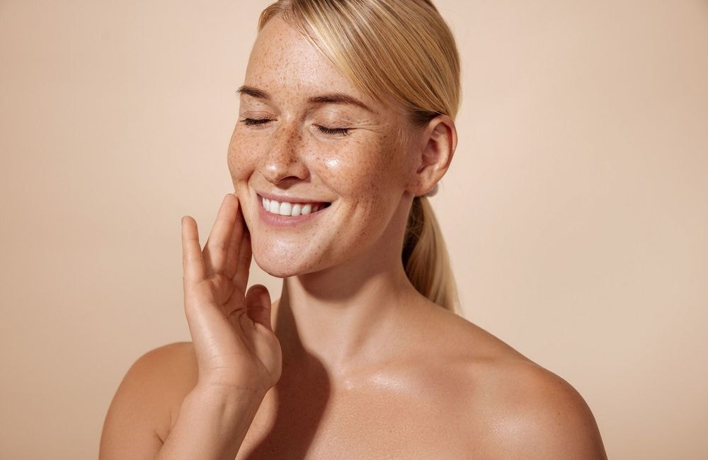 Ce célèbre dermatologue dévoile sa routine matinale pour une peau rayonnante toute la journée