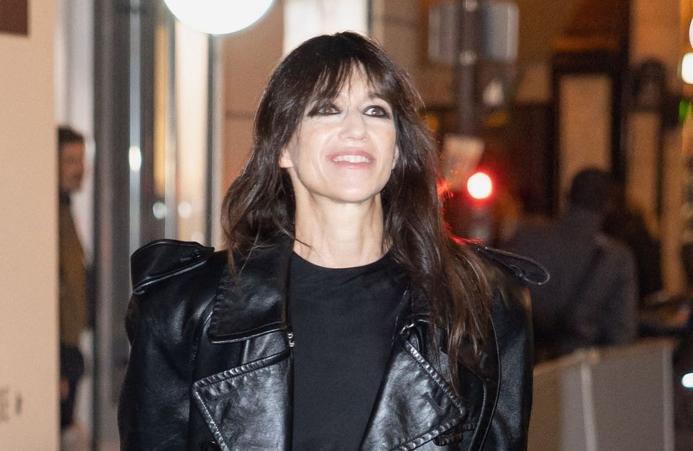 En blazer, Charlotte Gainsbourg mise sur le jean oversize