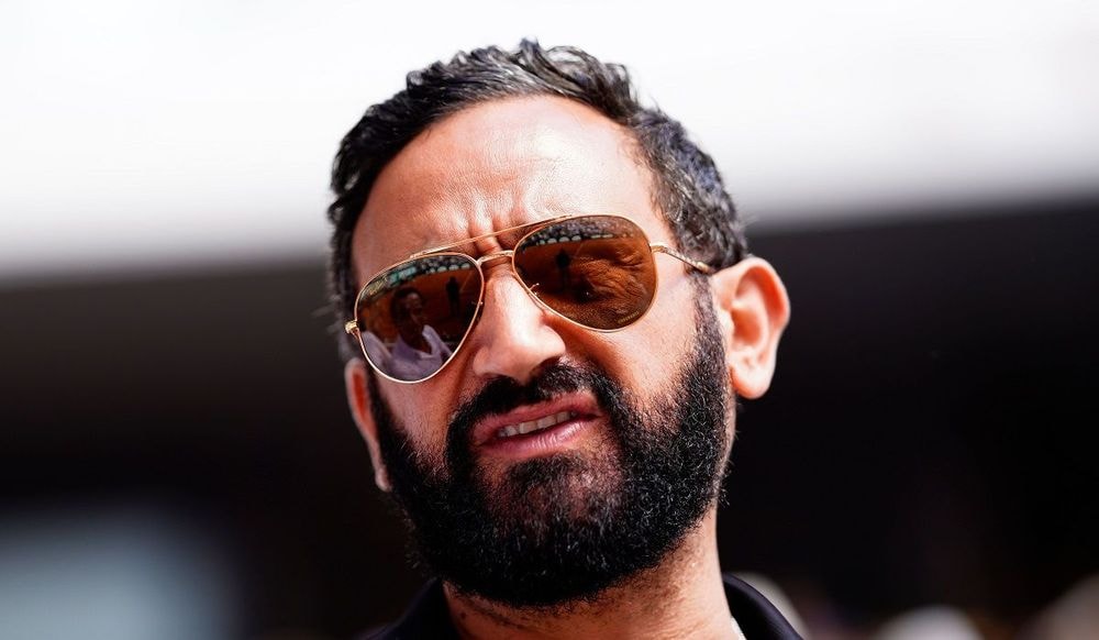 Cyril Hanouna : ses tatouages tout beau tout neufs révélés en plein direct, les chroniqueurs estomaqués par leur signification