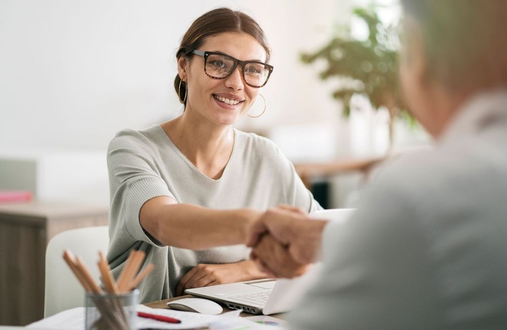 Au travail, les femmes se sentent davantage obligées de sourire que les hommes