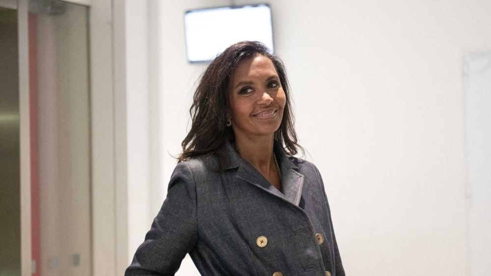 "C'est impossible !" : Karine Le Marchand fait visiter sa maison de campagne XXL où elle refuse de poser ses valises