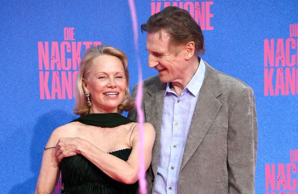 Pamela Anderson complice avec Liam Neeson : le duo s’amuse à rejouer une scène du « Titanic »