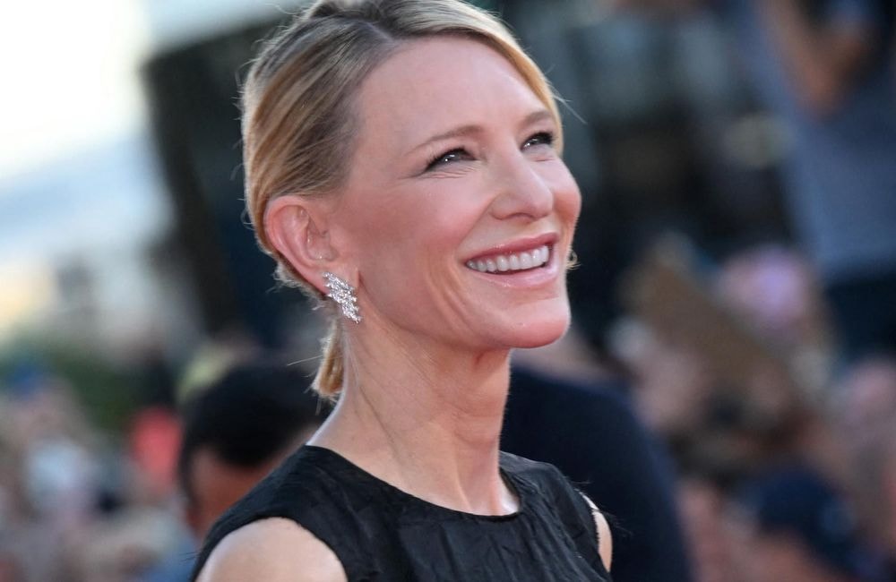 Longueurs libres et raie sur le côté : Cate Blanchett revisite le chignon banane à Venise