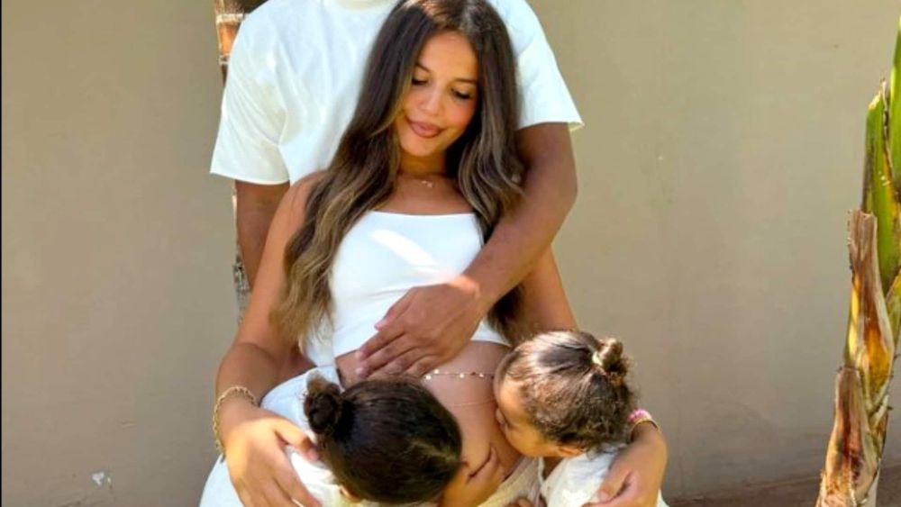 Poupette Kenza : elle annonce être enceinte et se prend de plein fouet les foudres des internautes !