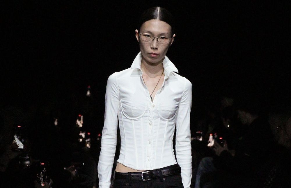 Cette pièce controversée s’offre une réinvention audacieuse sur le podium de Balenciaga