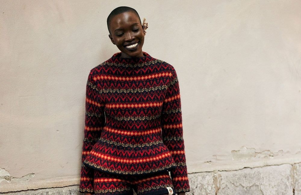 Souvent moqué, ce pull kitsch regagne en popularité à l’approche des fêtes