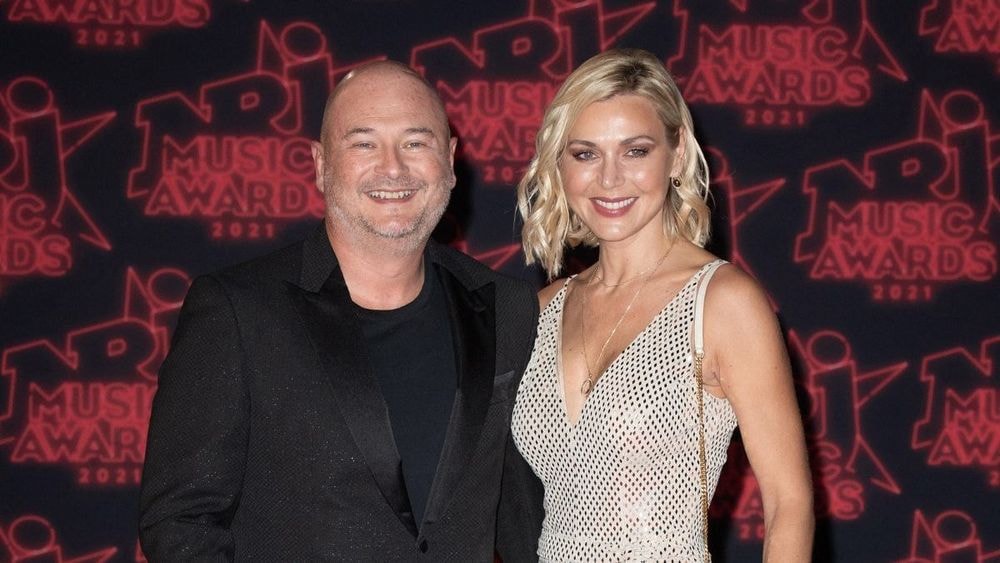 Fuite de données “extrêmement sensibles” : Cauet porte plainte avec sa compagne, un rebondissement qui aggrave l’affaire