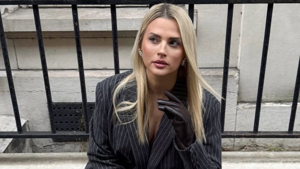 "Je l'aime depuis 6 mois" : Kelly Vedovelli en couple, elle officialise et dévoile même son identité !