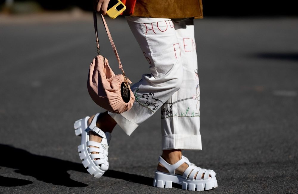 Peut-on être chic avec ces sandales monacales ?