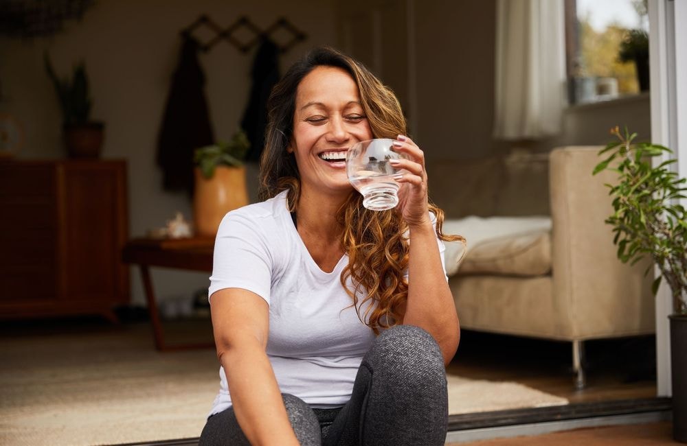 Pourquoi boire 1,5 litre d’eau par jour réserve un bienfait inattendu (et parfait pour la rentrée)