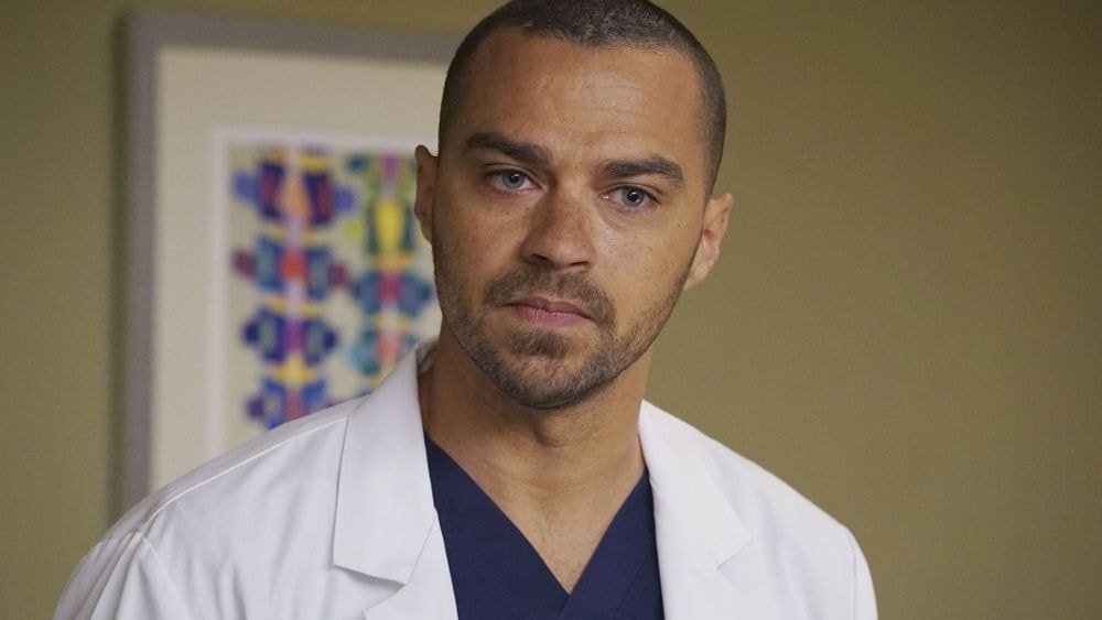 Jesse Williams (Grey’s Anatomy) : main dans la main avec une belle actrice, pour le lancement de sa nouvelle série