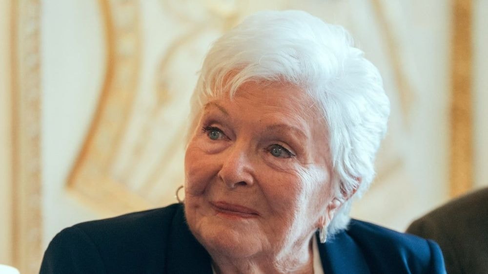 Line Renaud (97 ans) révèle son "faible" pour les substances : "J'ai tendance à aimer..."