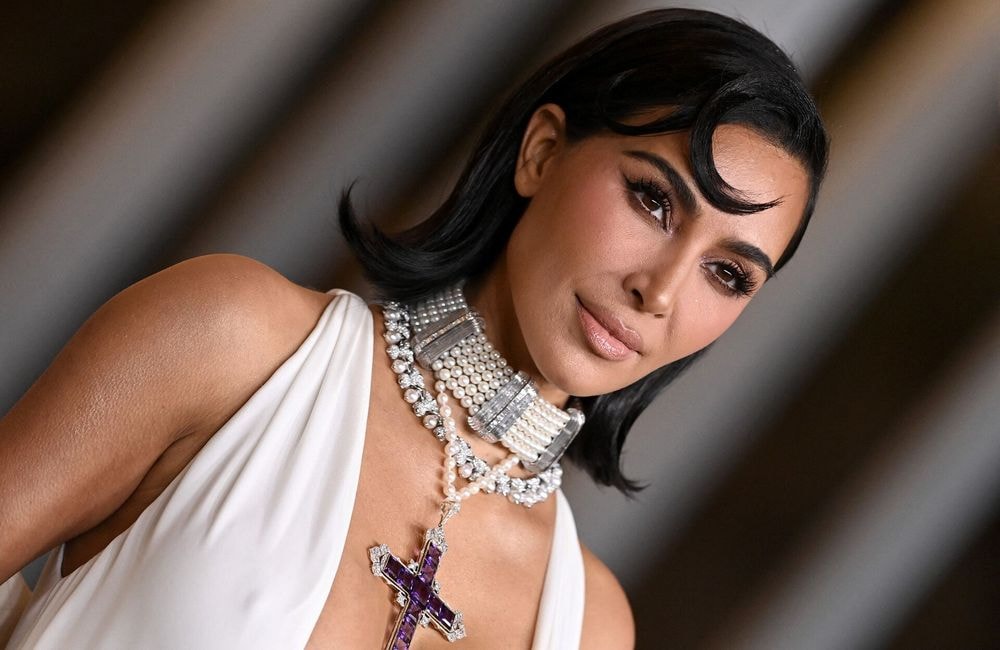 Méconnaissable, Kim Kardashian adopte cette coupe de cheveux des années 80