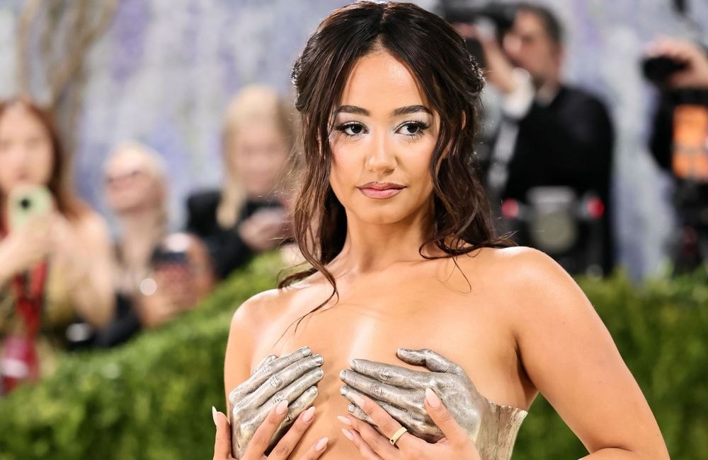 Lena Mahfouf fait sensation avec son bustier sculpté à même la peau au Met Gala 2026
