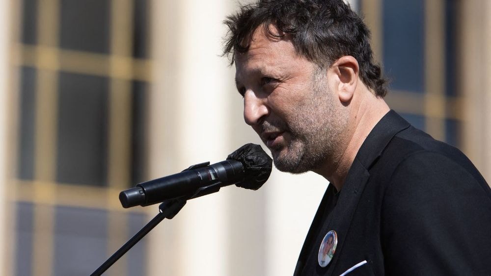 Arthur, victime d'un lourd accident, se confie sur sa convalescence : "Six semaines de prison"