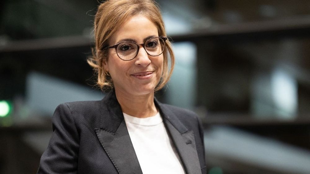 Léa Salamé se livre comme rarement sur sa vie de famille avec Raphaël Glucksmann