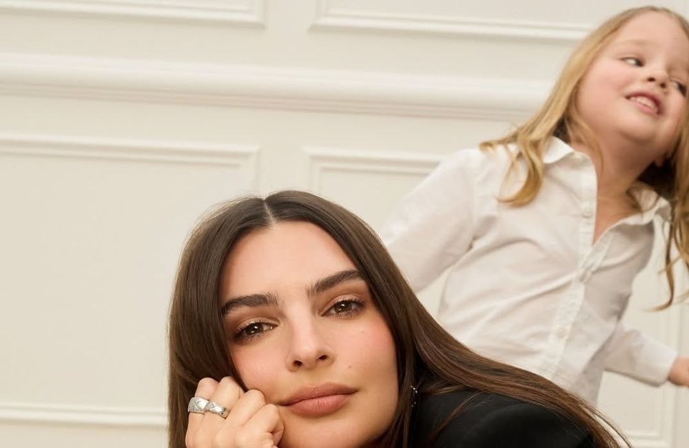 Emily Ratajkowski pose en mère protectrice avec son fils Sylvester pour Chanel