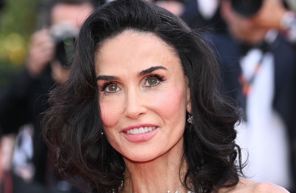 À Cannes, Demi Moore dit adieu à sa crinière XXL et dévoile un carré glamour qui affole le tapis rouge
