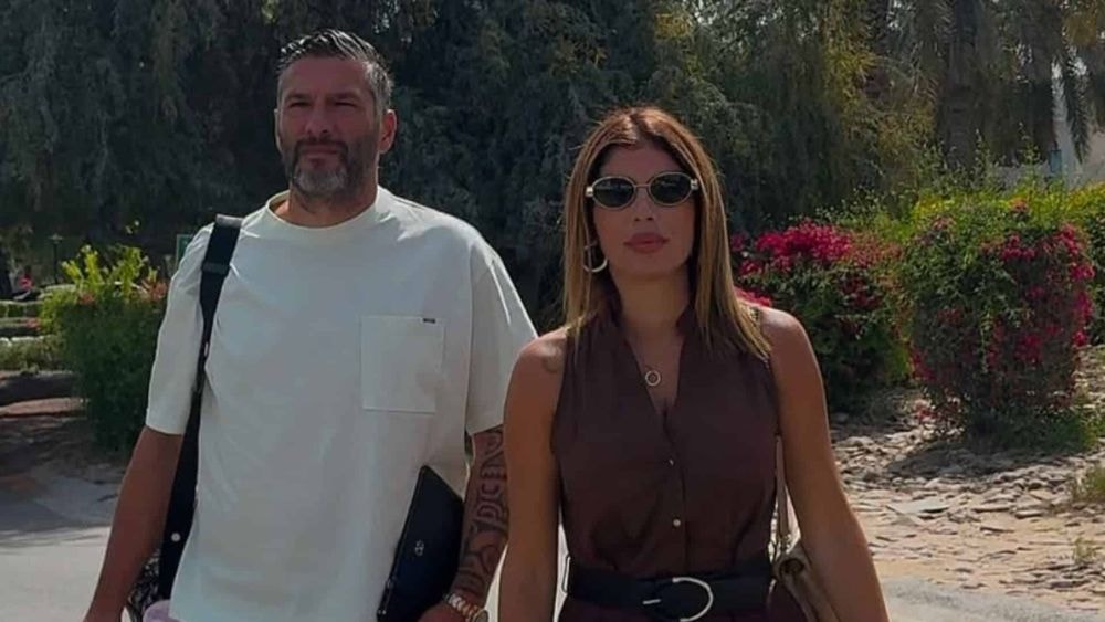 "Un petit secret" : Sarah Lopez mariée, elle annonce être enceinte de son deuxième enfant !