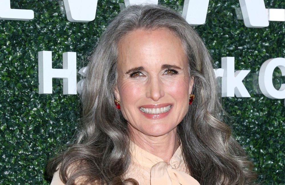 Andie MacDowell : le détail qui sublime ses cheveux gris avec élégance