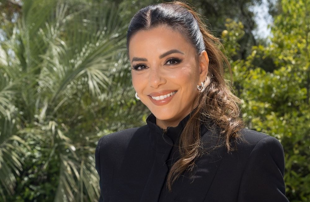 Carré souple et frange sur le côté : la nouvelle coupe d'Eva Longoria offre un volume à couper le souffle