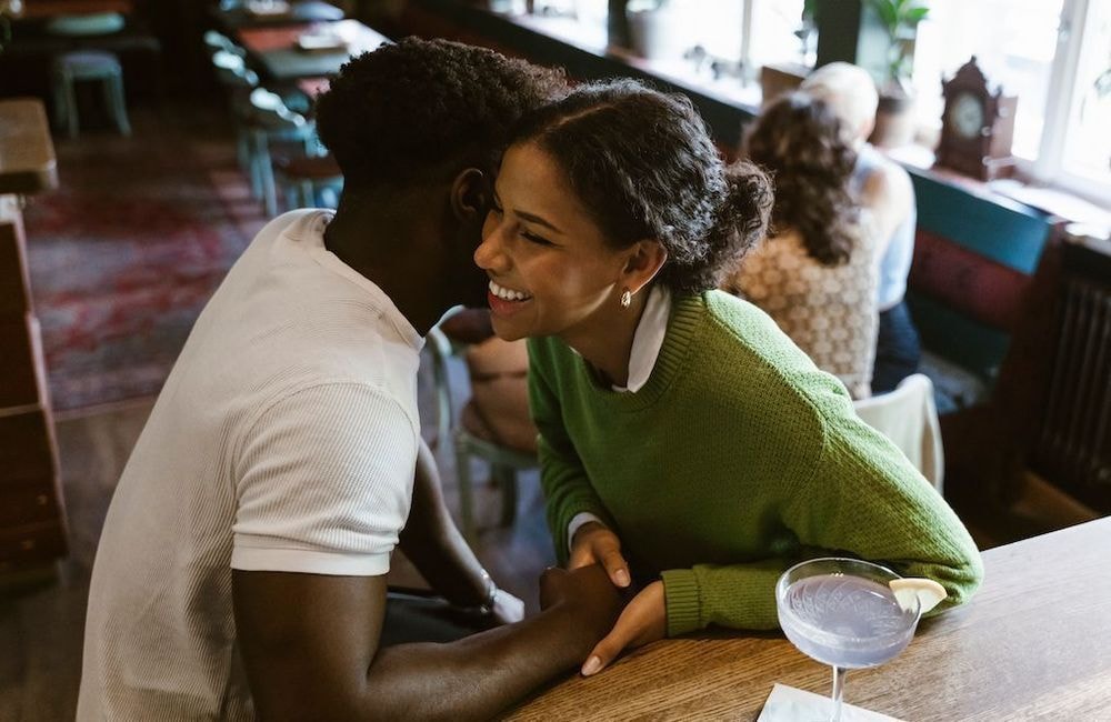 Pourquoi raconter des potins avec son partenaire est bon pour le couple