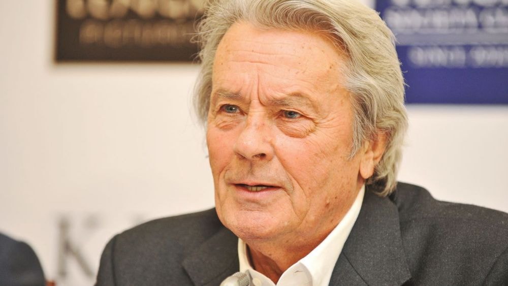Alain Delon, en couple avec Hiromi Rollin ? Cette scène qui ne laisserait aucune place au doute, "Ils formaient...