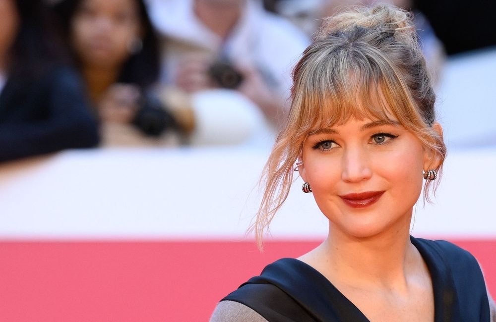 Entre le chignon banane et le bun de danseuse, Jennifer Lawrence signe la coiffure la plus chic du moment