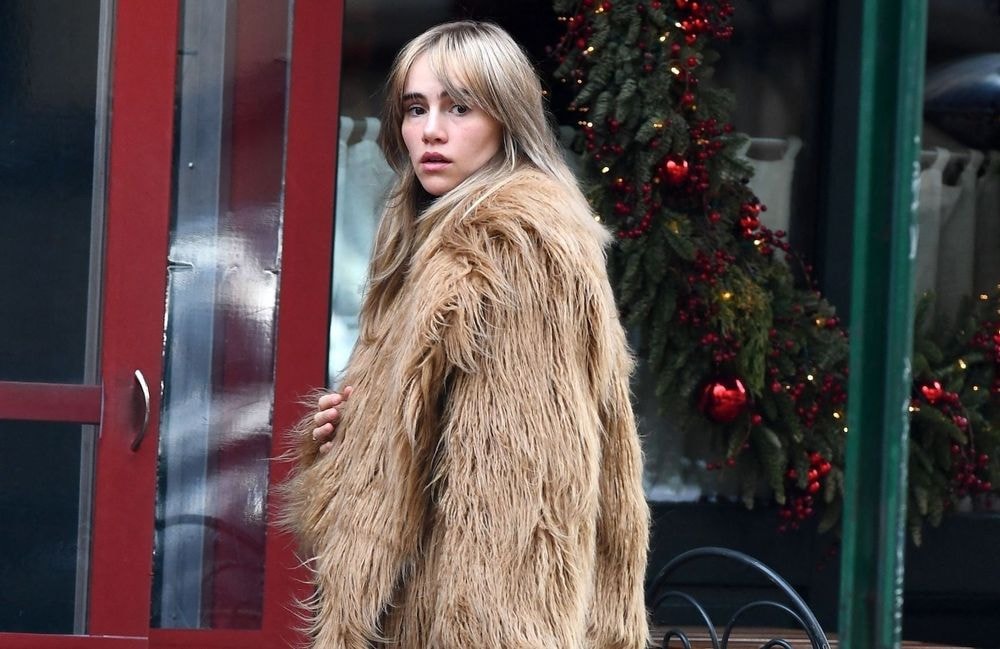 Suki Waterhouse ressuscite cette tendance manteau seventies