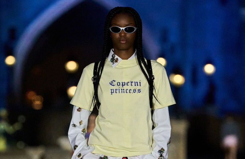 La superposition de t-shirts façon années 2000 revient en force