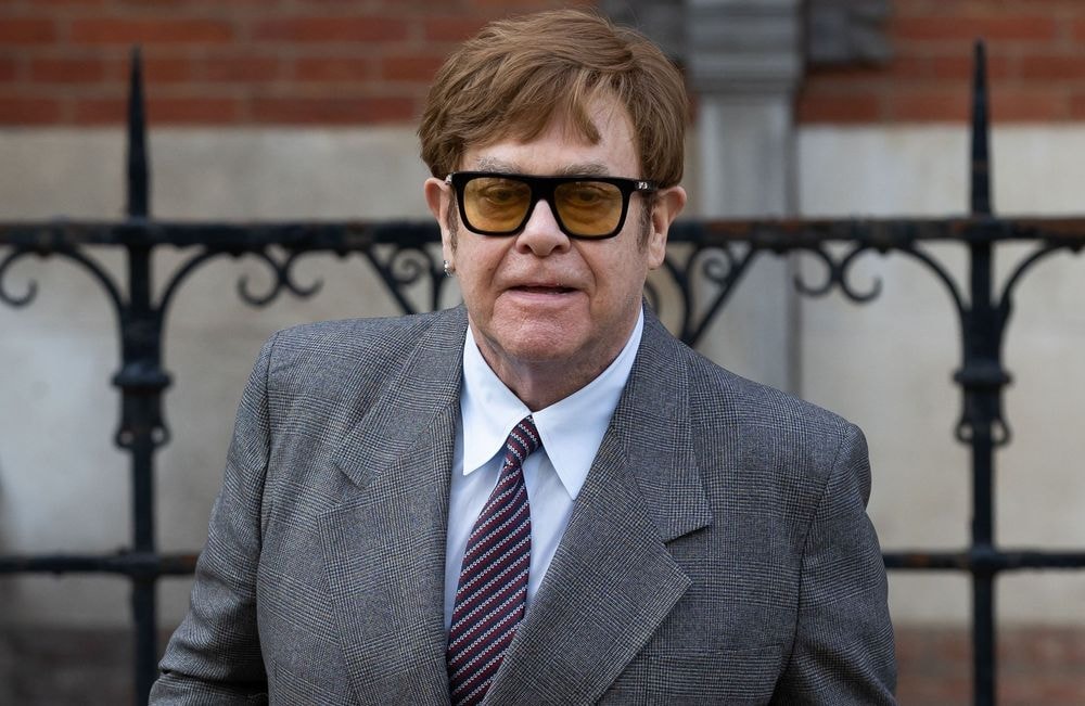 Elton John victime d’une « grave infection » : il donne de ses nouvelles
