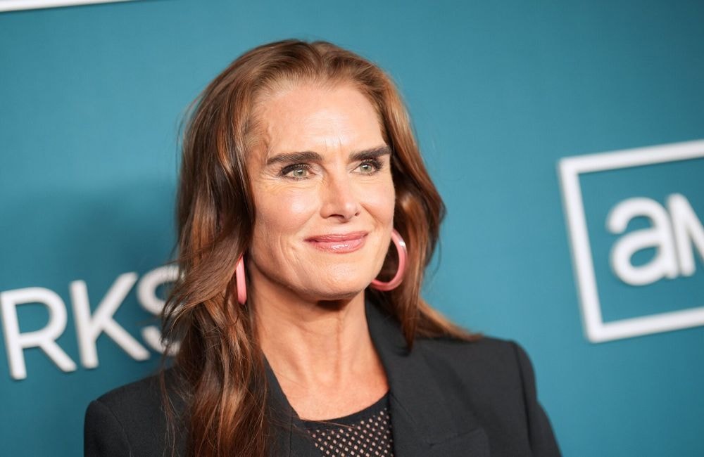Pour fêter ses 60 ans, Brooke Shields prend la pose en bikini