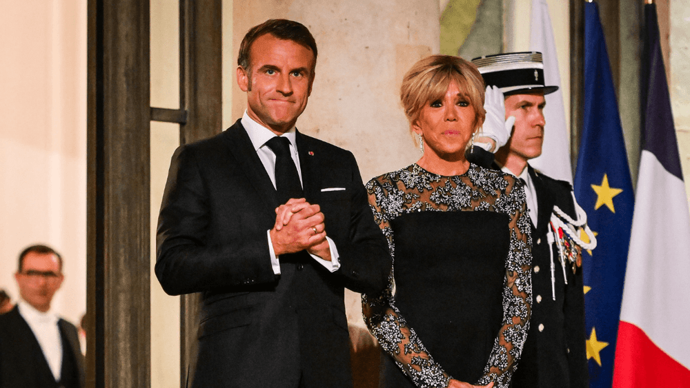 Emmanuel Macron invité à "dormir sur le canapé", Brigitte lui met un ultimatum au plumard