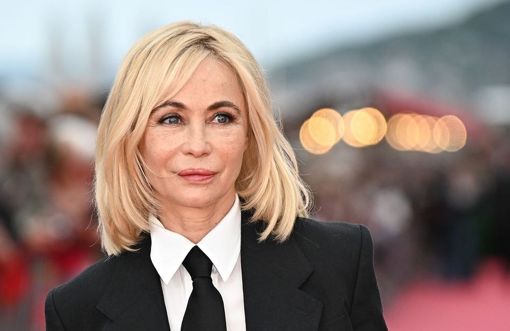 Métamorphosée, Emmanuelle Béart prend la pose dans un total look androgyne