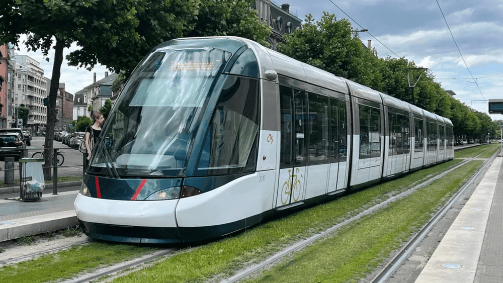 "Son petit gabarit le sauve…" : coincé sous un tram, un enfant de 8 ans s’en sort indemne !
