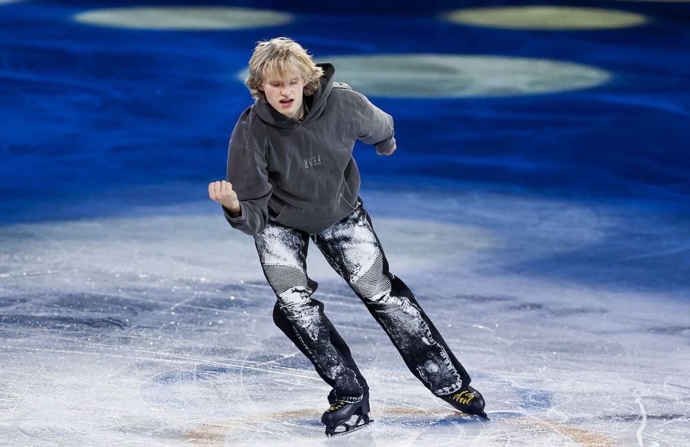 En jean Balmain, le patineur Ilia Malinin fait sensation à la clôture des JO d’hiver 2026