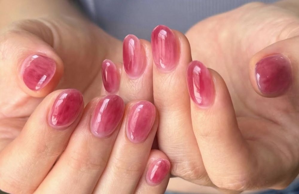 Les « Grape Peel Nails », la tendance venue de Corée qui promet des ongles lumineux et translucides