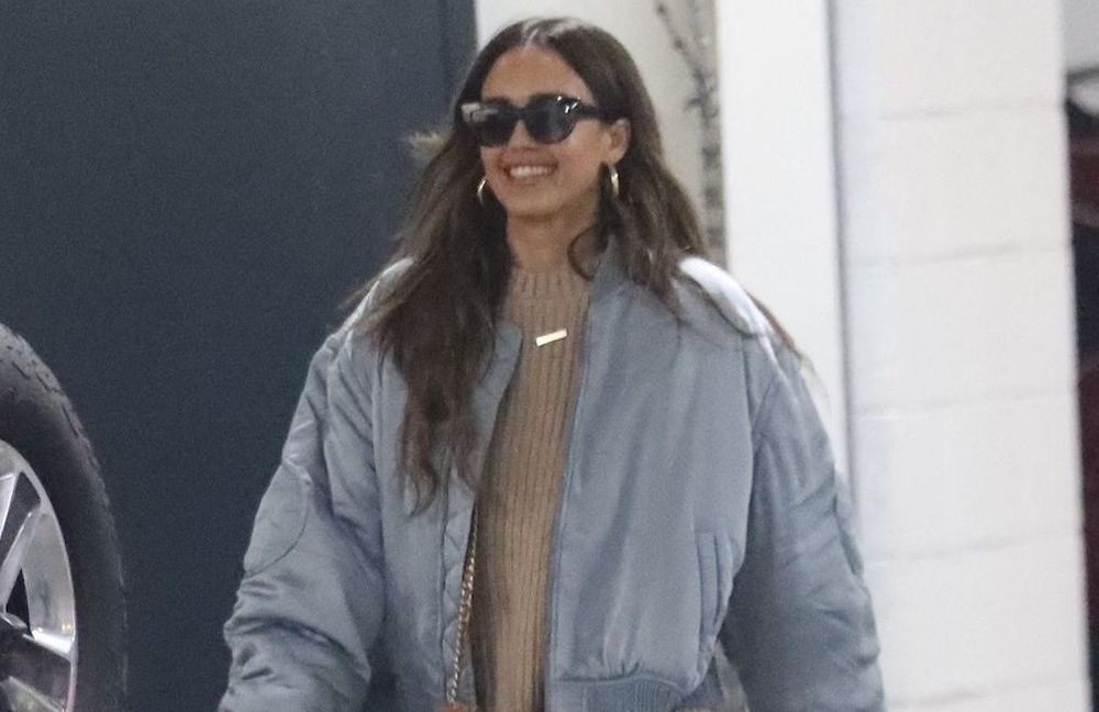 Jean et bomber : Jessica Alba signe le look le plus décontracté de l’hiver
