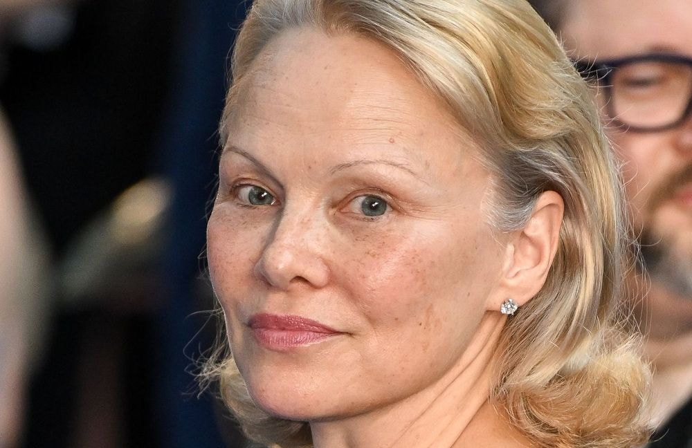 « Je ne l'ai pas vu comme un mouvement politique » : Pamela Anderson explique pourquoi elle ne porte plus de maquillage