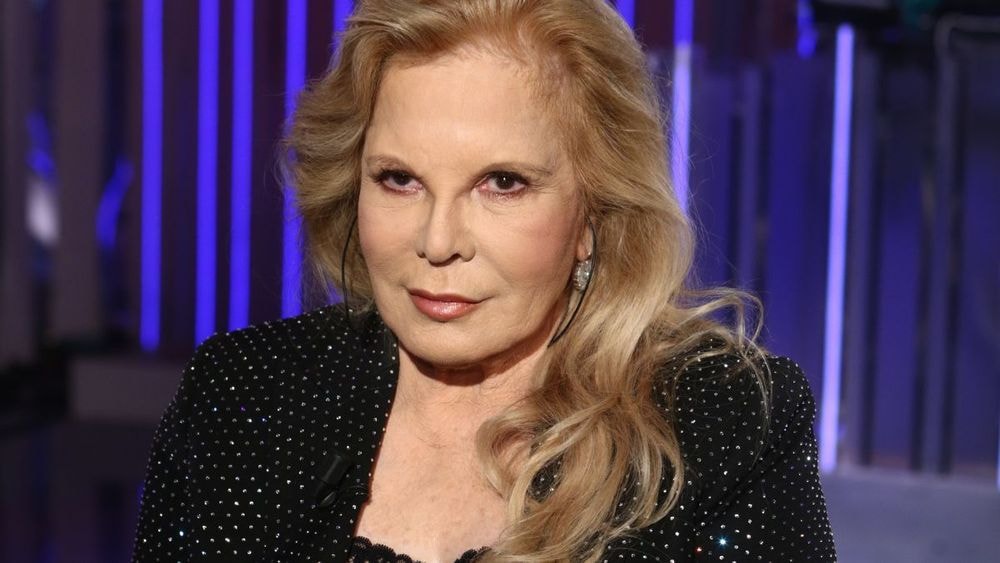 Sylvie Vartan révèle avoir fait une fausse couche pendant son mariage avec Johnny : “À l’époque, on en parlait pas…”