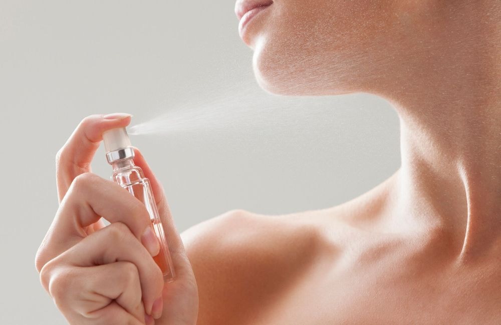 Vaporiser son parfum dans le cou : le geste anodin qui pourrait nuire à votre santé, selon les experts